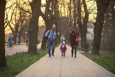 Genç hamile çift açık havada