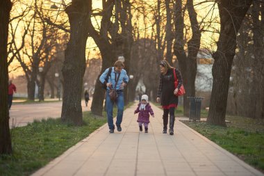 Genç hamile çift açık havada