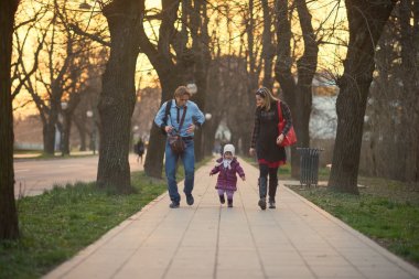 Genç hamile çift açık havada