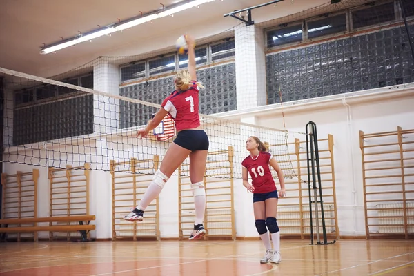 Hermosas chicas jugando voleibol — Foto de Stock