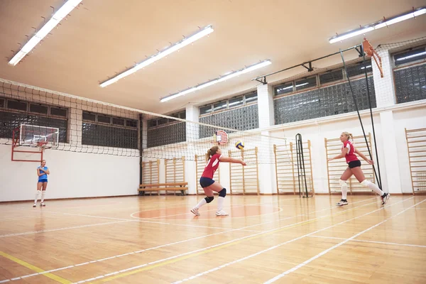 Vackra flickor spelar volleyboll inomhus — Stockfoto