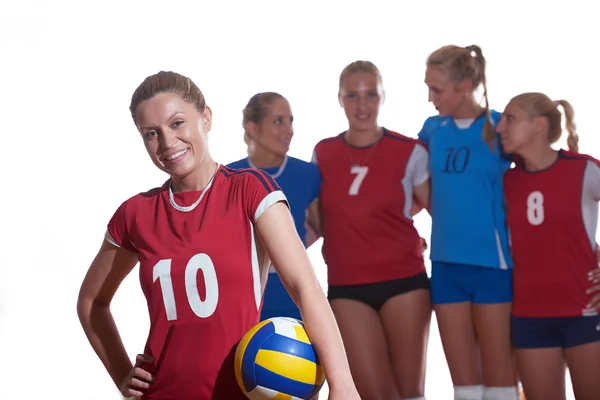 Mädchen spielen Volleyball in der Halle — Stockfoto