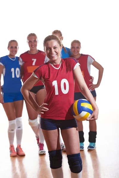 Meisjes spelen volleybal binnen — Stockfoto