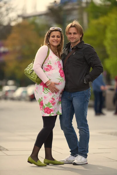 Mladý pár těhotná venku — Stock fotografie