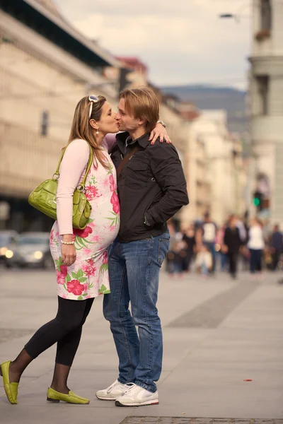 Jovem casal grávida ao ar livre — Fotografia de Stock