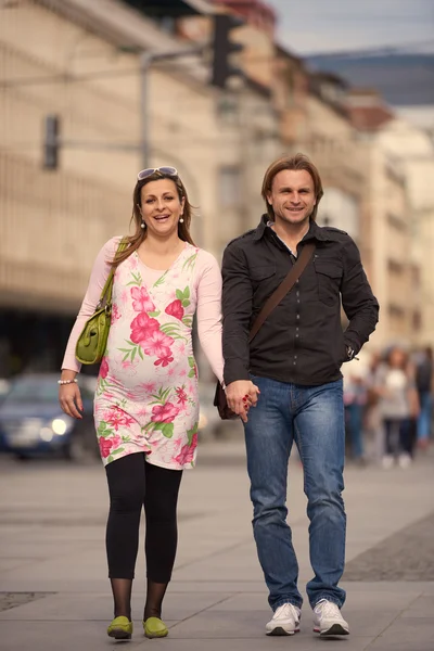 Jeune couple enceinte en plein air — Photo