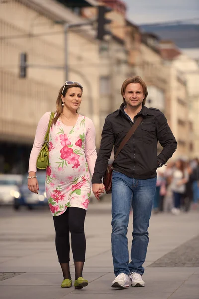 Jeune couple enceinte en plein air — Photo