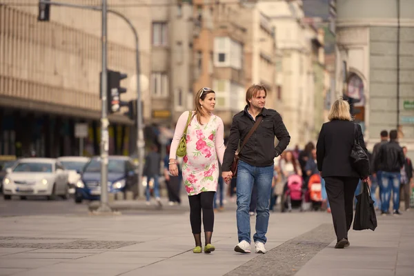 Junges schwangere Paar im Freien — Stockfoto