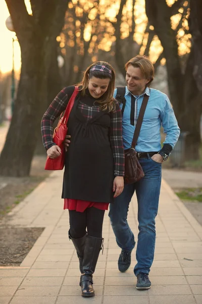 Молода вагітна пара на відкритому повітрі — стокове фото