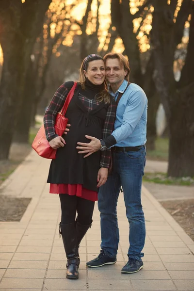 Young pregnant couple outdoors — Stock Photo, Image