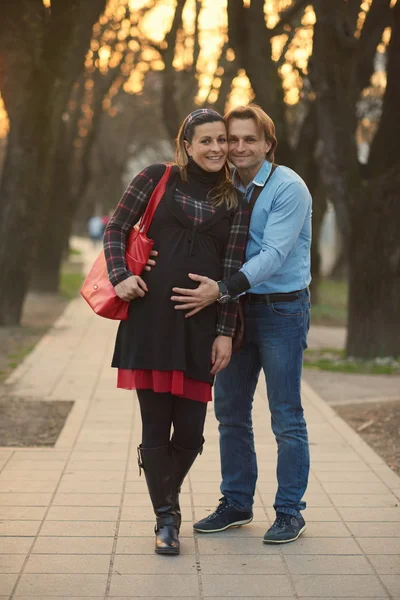 Młoda para w ciąży na zewnątrz — Zdjęcie stockowe