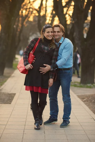 Jovem casal grávida ao ar livre — Fotografia de Stock