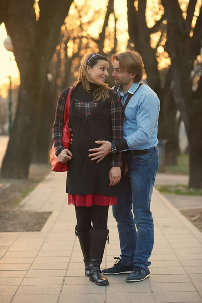 Jovem casal grávida ao ar livre — Fotografia de Stock