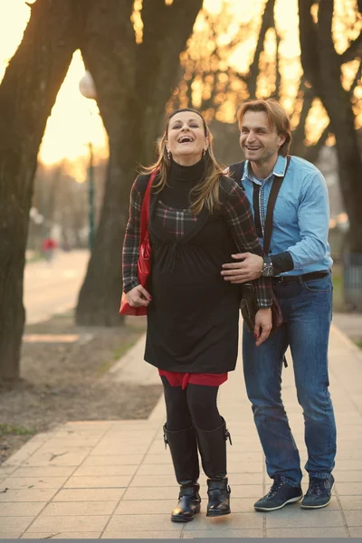 Genç hamile çift açık havada — Stok fotoğraf