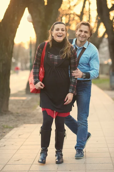 Jeune couple enceinte en plein air — Photo