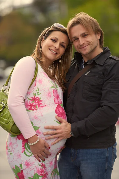 Jeune couple enceinte en plein air — Photo