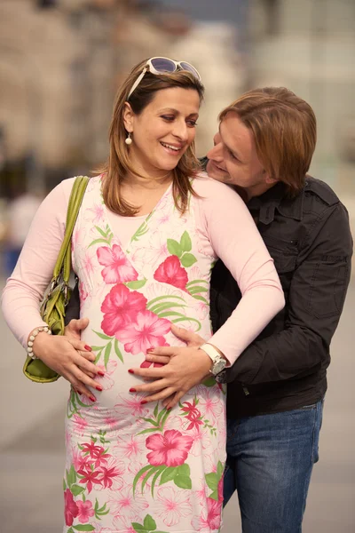 Νεαρό ζευγάρι έγκυος σε εξωτερικούς χώρους — Φωτογραφία Αρχείου