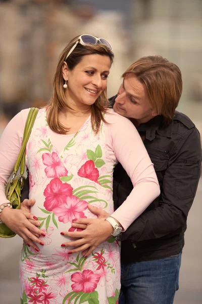 Young pregnant couple outdoors — Stock Photo, Image