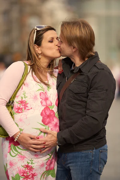 Genç hamile çift açık havada — Stok fotoğraf