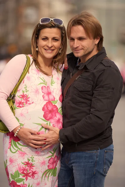 Jovem casal grávida ao ar livre — Fotografia de Stock