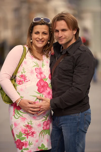 Young pregnant couple outdoors — Stock Photo, Image