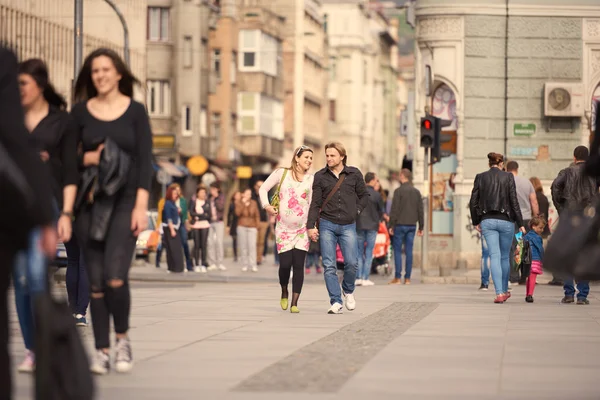 Jeune couple enceinte en plein air — Photo