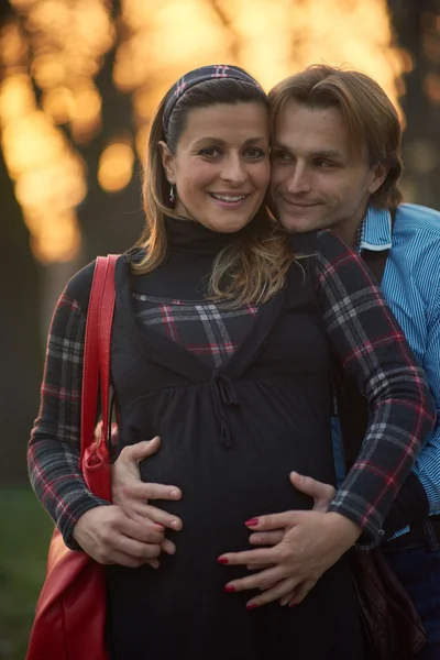 Jonge zwangere paar buitenshuis — Stockfoto