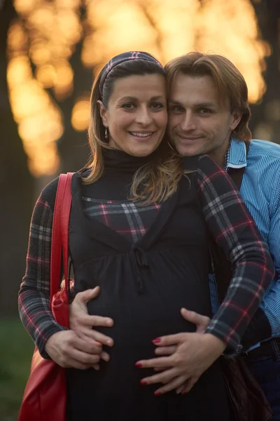 Genç hamile çift açık havada — Stok fotoğraf