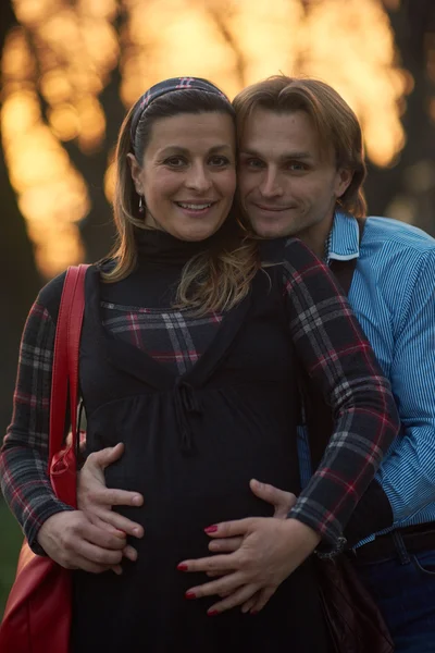 Mladý pár těhotná venku — Stock fotografie