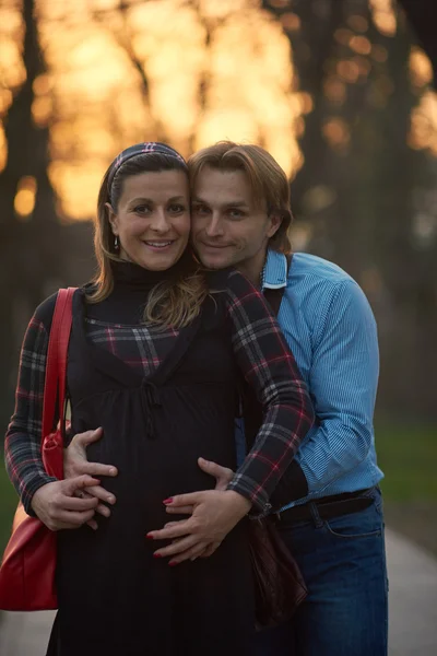 Jovem casal grávida ao ar livre — Fotografia de Stock