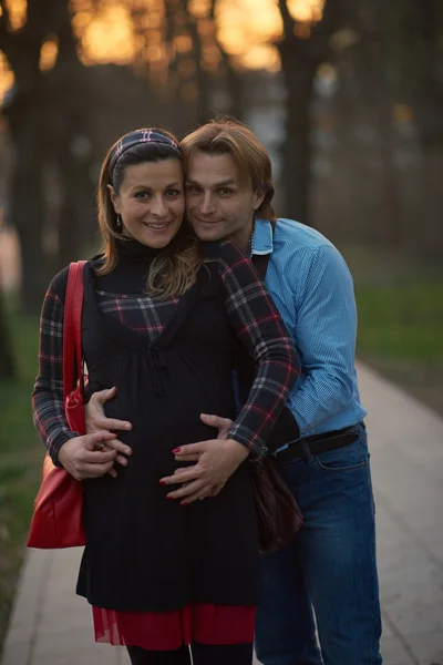 Joven pareja embarazada al aire libre —  Fotos de Stock