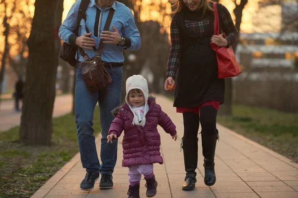 怀孕对年轻夫妇在户外 — 图库照片