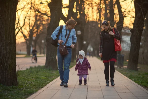 Jeune couple enceinte en plein air — Photo