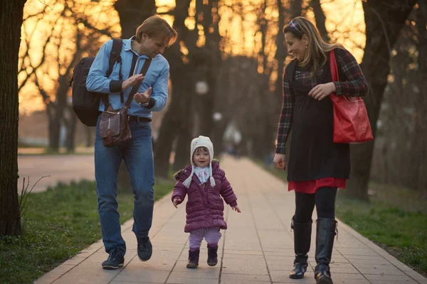 Jeune couple enceinte en plein air — Photo