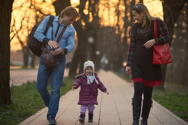 Jeune couple enceinte en plein air — Photo