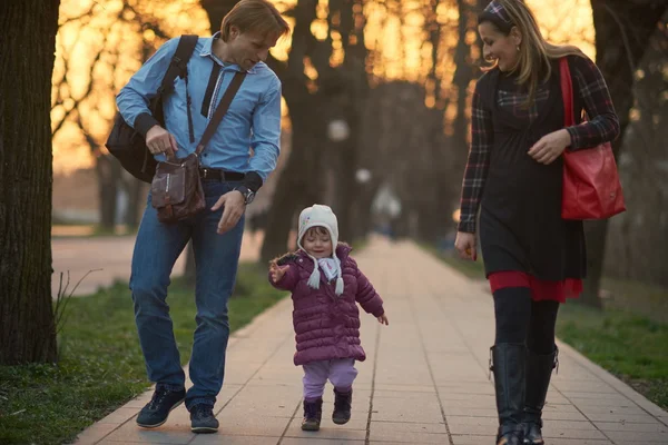 Jeune couple enceinte en plein air — Photo