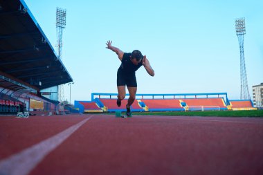 adam sprinter başlayan blok bırakarak