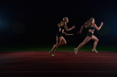 atletik koşucular Baton bayrak yarışı geçen