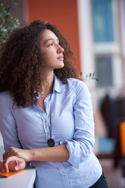 Femme d'affaires moderne dans le bureau — Photo