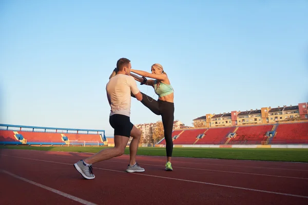 Sportiga kvinnan på athletic racerbana — Stockfoto