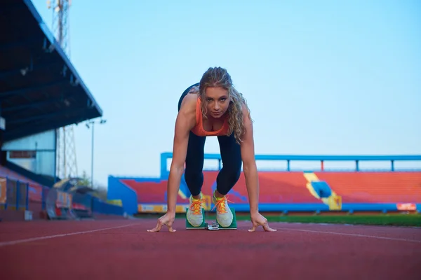 Žena sprinter startovních bloků — Stock fotografie