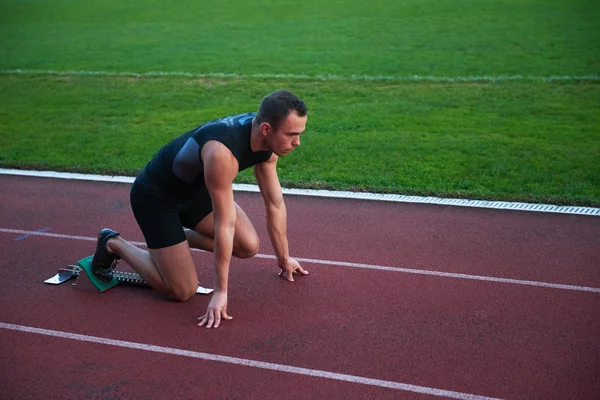 Muž sprinter startovních bloků — Stock fotografie