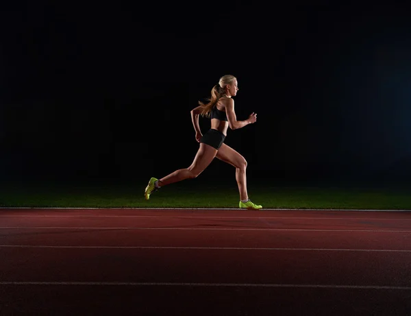 Sportliche Frau läuft auf der Strecke — Stockfoto