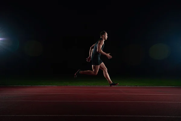 Atletische man op startblokken — Stockfoto