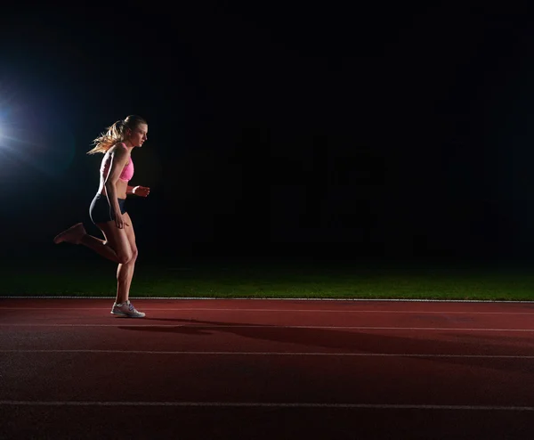 Atletische vrouw uitgevoerd op het goede spoor — Stockfoto