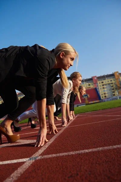 Empresários correndo em pista de corrida — Fotografia de Stock