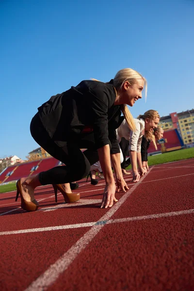 Mensen uit het bedrijfsleven wordt uitgevoerd op track racing — Stockfoto