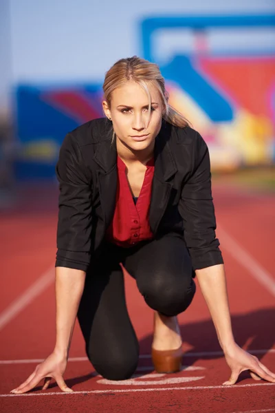 Affärskvinna redo att sprint — Stockfoto