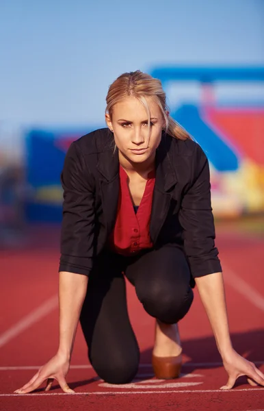 Biznes kobieta gotowa do sprintu — Zdjęcie stockowe