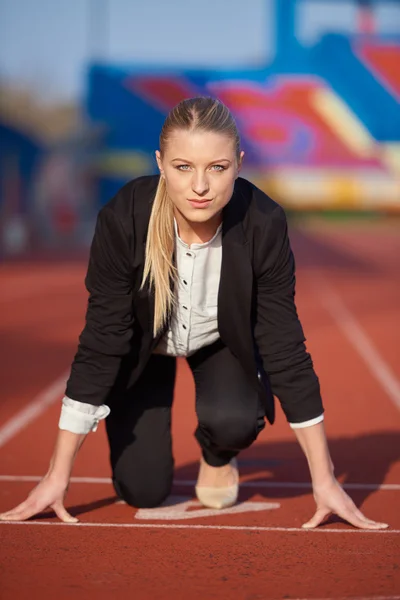 Business woman ready to sprint — Stock Photo, Image